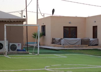 استراحة بمجالس ومسطحات خضراء
