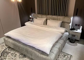 شقة بغرفة معيشة وغرفتين نوم 