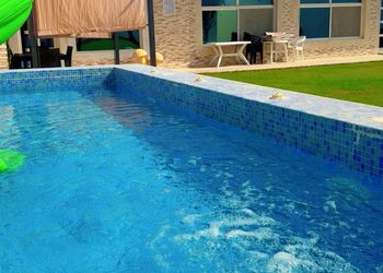 شاليه بألعاب مائية ومسطح اخضر