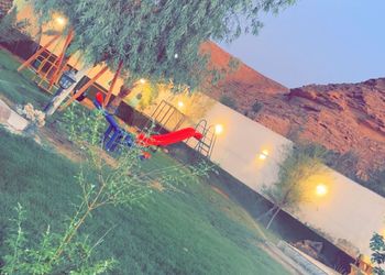 استراحة بمجلس وفناء خارجي 