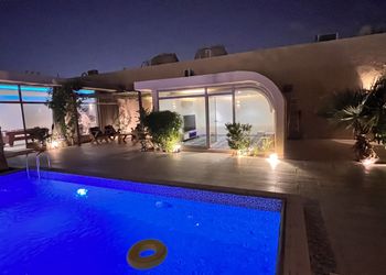 شاليه بجلسة تطل على مسبح خارجي 