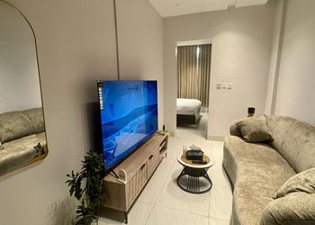 استديو بأثاث مريح وبسيط 