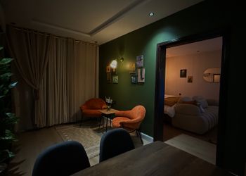 استديو بأثاث مريح وبسيط 