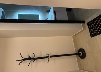 استديو بأثاث مريح وبسيط 