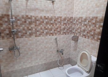 شاليه بجلسة تطل على مسبح خارجي 