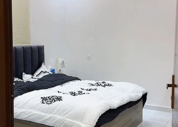 شاليه بصالة مطلة على المسبح 