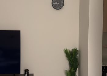 شقة بصالة أنيقة ودخول ذاتي