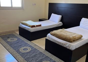 شقة بغرفتين نوم وصالة ومجلس