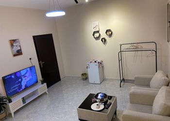 استديو بأثاث مريح وبسيط 