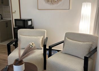 استديو بأثاث مريح وبسيط 