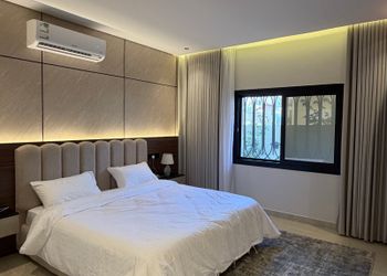 استديو بسرير ماستر وأثاث مريح 