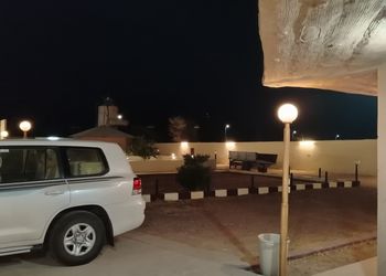 استراحة بمسبح خارجي ومجالس واسعة 