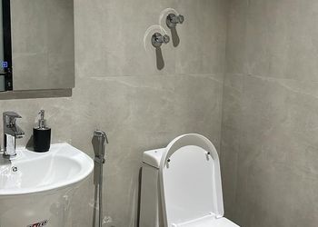 شقة بصالة أنيقة ودخول ذاتي