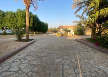 استراحة بمسطح اخضر وجلسه خارجيه