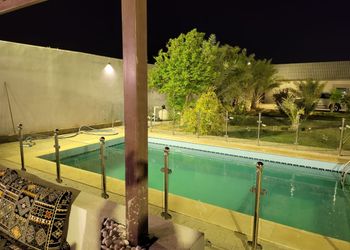 استراحة بمسبح خارجي ومجالس 