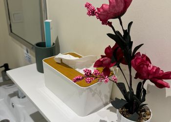 غرفة بسرير ماستر