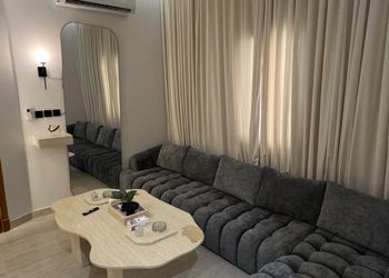 استديو بأثاث مريح وبسيط 