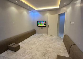 شقة بغرفة جلوس وغرفتين نوم 