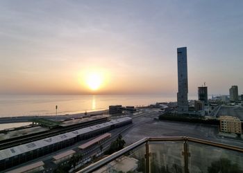 شقة بـ3 غرف نوم مطلة على البحر 