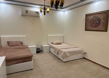 استراحه بمسبح خارجي بحاجز والعاب اطفال
