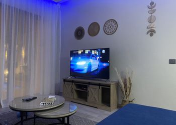 شاليه بجلسة تطل على مسبح خارجي 