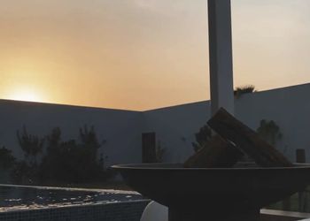 شاليه بجلسة تطل على مسبح خارجي 