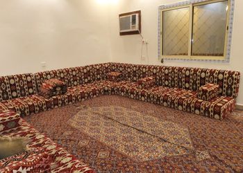 استراحة بمجلس واسع وفناء خارجي