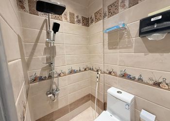 استديو بأثاث مريح وبسيط 