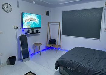 استديو بأثاث مريح وبسيط 