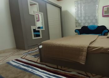 شقة بغرف نوم وصالة ومجلس 