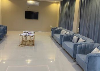 شاليه بصالة مطلة على المسبح 