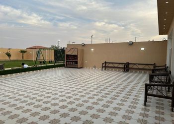 استراحة بمجلس وفناء خارجي 