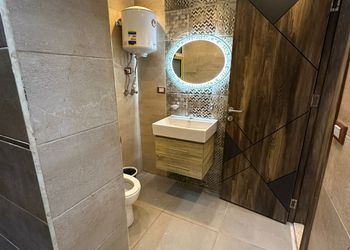 شقة بصالة وثلاث غرف نوم