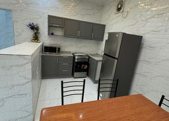 شاليه بمسطح اخضر ومسبح