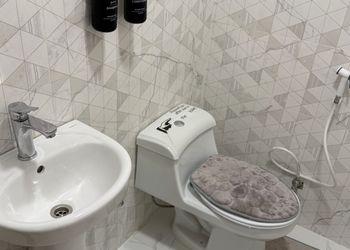 استديو بأثاث مريح وبسيط 