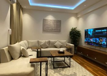 شقة بصالة أنيقة وتصميم مودرن 