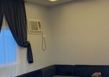 شاليه بجلسة مطلة على مسبح 