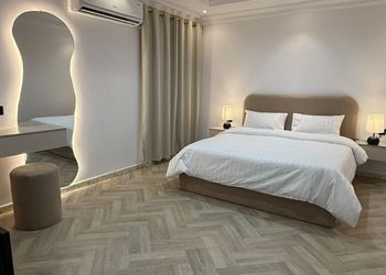 استديو بأثاث مريح وبسيط 