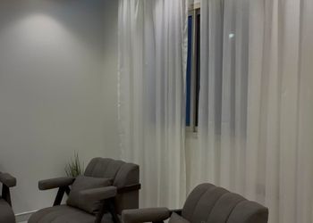 شالية بجلسة خارجية مطلة على المسبح