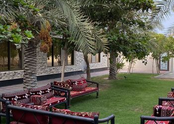 استراحة بمسطح اخضر وجلسه خارجيه