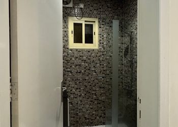 شقة بصالة وثلاث غرف نوم 