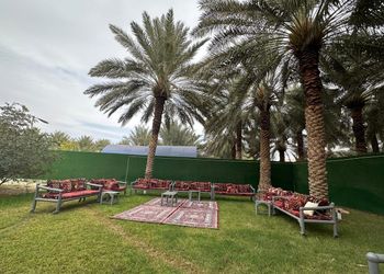 شاليه بجلسة خارجية ومسطح اخضر