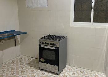 شاليه بمسبح خارجي ومسطح اخضر