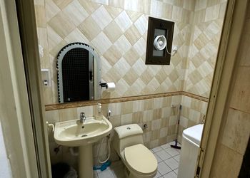 شقة بغرفة معيشة وغرفتين نوم