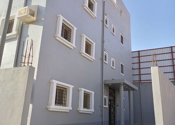 شقة بصالة وغرفتين نوم 