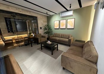 شاليه بجلسة تطل على مسبح خارجي 