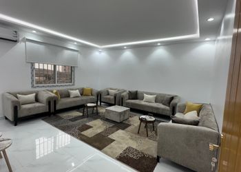 استراحة بمجالس واسعة وفناء خارجي