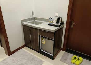 استديو بأثاث بسيط ومريح 