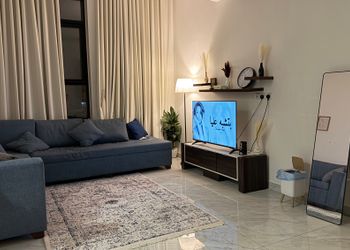 شقة بغرفة معيشة وغرفة نوم 