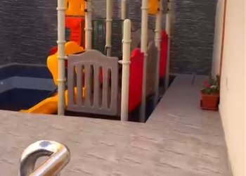 شاليه بجلسة خارجية على المسبح 